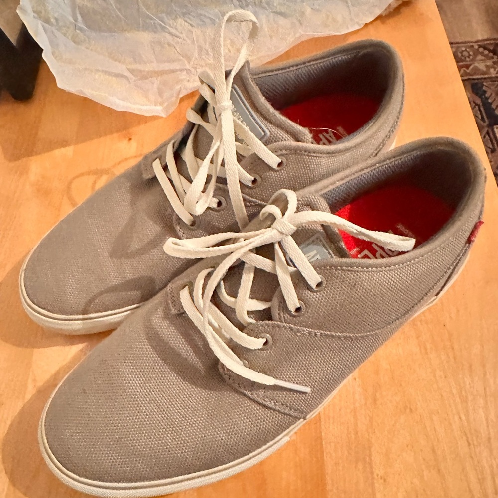 Globe Mahalo Men’s tan Canvas Low-Top Sneakers